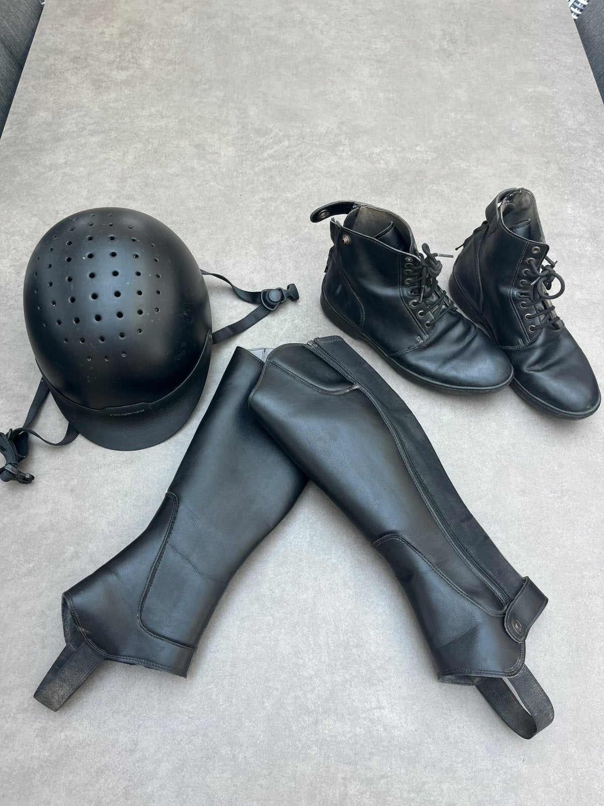 Helm, bottines en chaps, Ophalen, Gebruikt