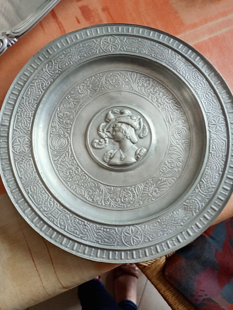 Assiette en étain, Enlèvement