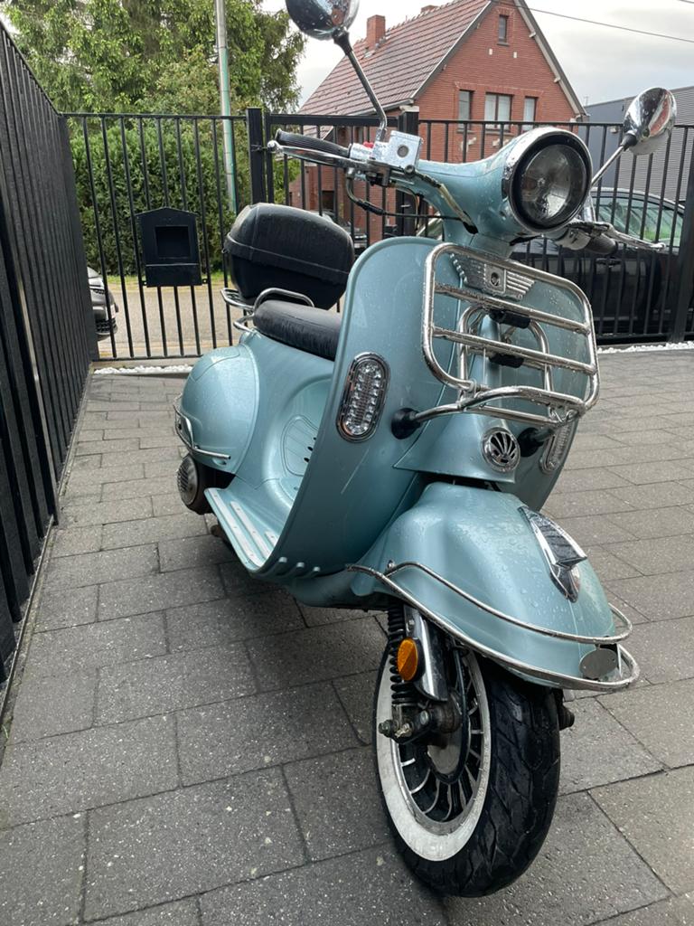 Retro scooter 2017 stijlvolle Vespa look!, Fietsen en Brommers, Scooters | Vespa, Zo goed als nieuw, Ophalen