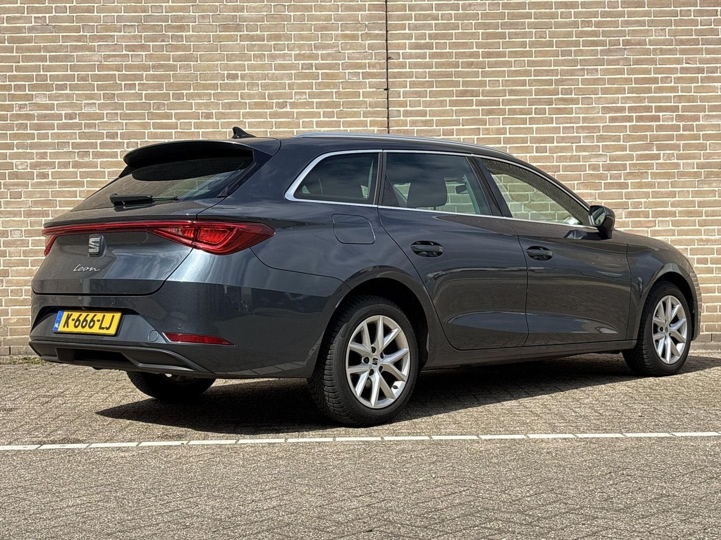 Seat Leon Sportstourer 1.5 eTSI Style Launch Edition Automaa, Autos, Seat, Argent ou Gris, Achat, 129 g/km, Entreprise