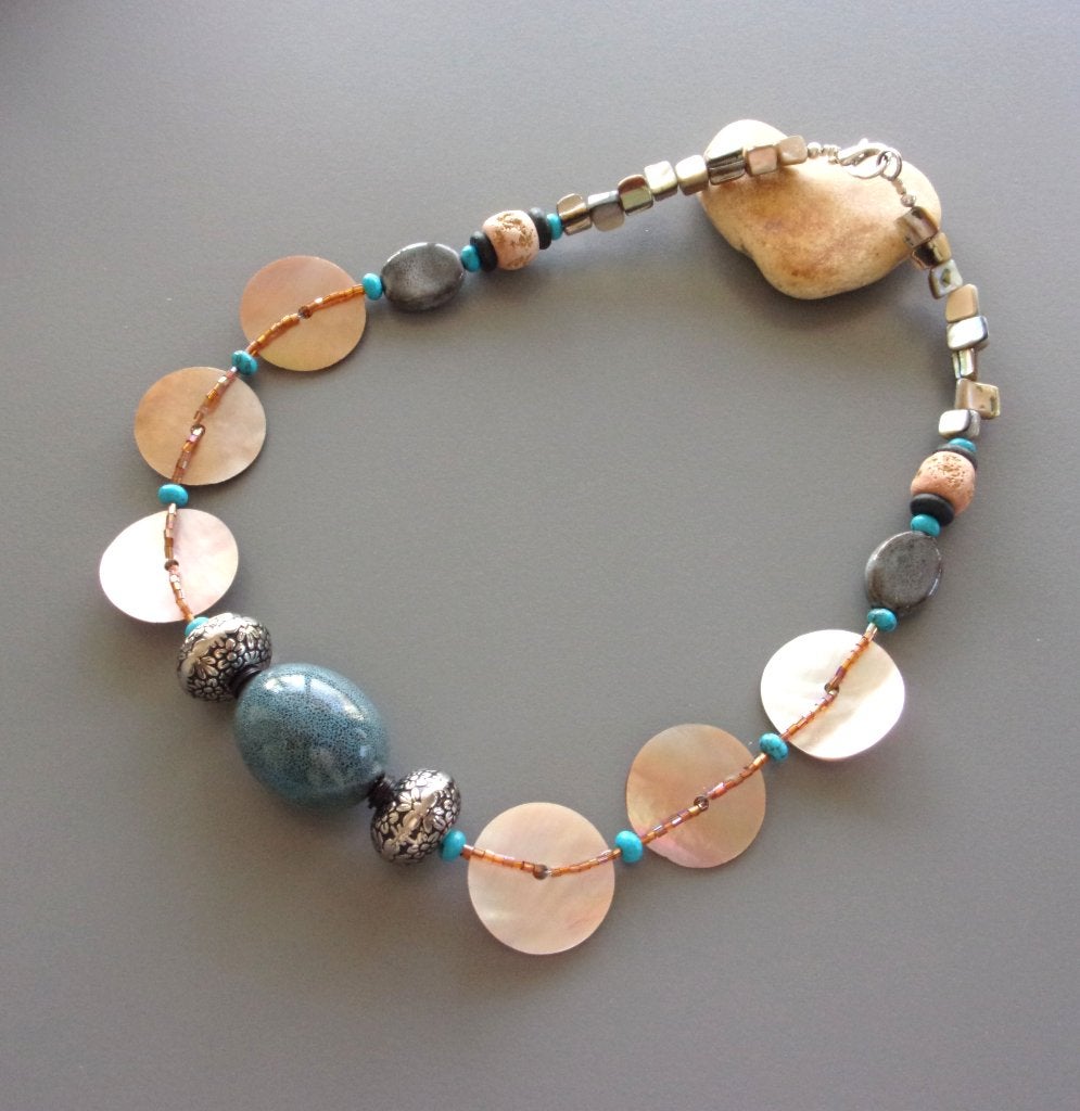 Ketting voor dames in keramiek, parelmoer en turkooizen, Blauw, Nieuw, Ophalen of Verzenden, Steen of Mineraal