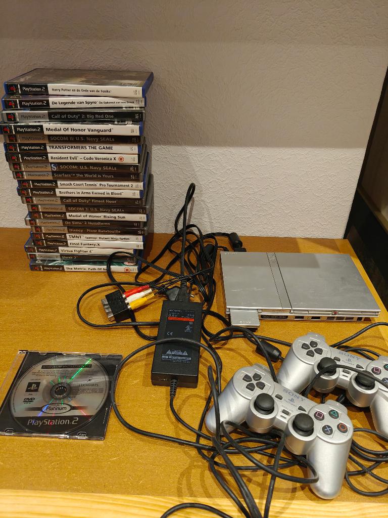 Playstation 2 Slim met 22 games, Games en Spelcomputers, Spelcomputers | Sony PlayStation 2, Gebruikt, Met games, Met 2 controllers