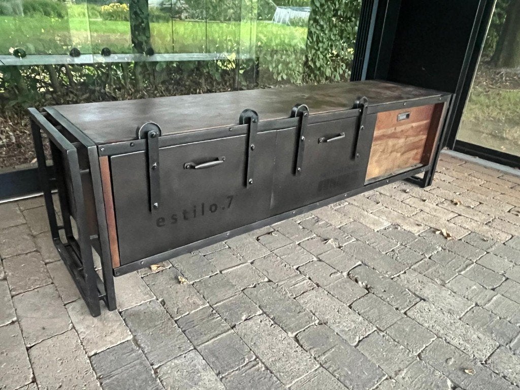 TV-meubel industrieel,  mangohout/staal, schuifdeuren + lade, Huis en Inrichting, Kasten |Televisiemeubels, Gebruikt, 150 tot 200 cm