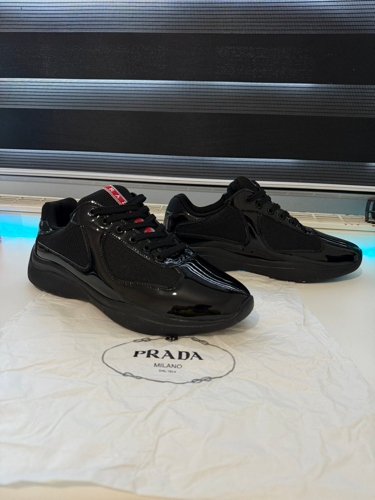 Prada cup noir, Vêtements | Hommes, Envoi, Comme neuf, Noir
