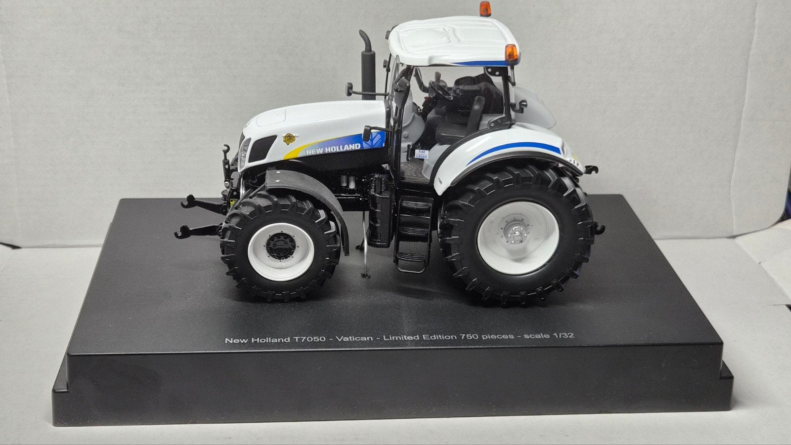 New Holland t7050 Vatican limitée à 750 pièces, Enlèvement ou Envoi, Comme neuf, Tracteur et Agriculture, Autres marques