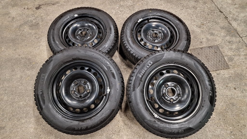 4 winterbanden 195/65 R15 96T met originele VW velg, Ophalen, 15 inch, Banden en Velgen, Nieuw
