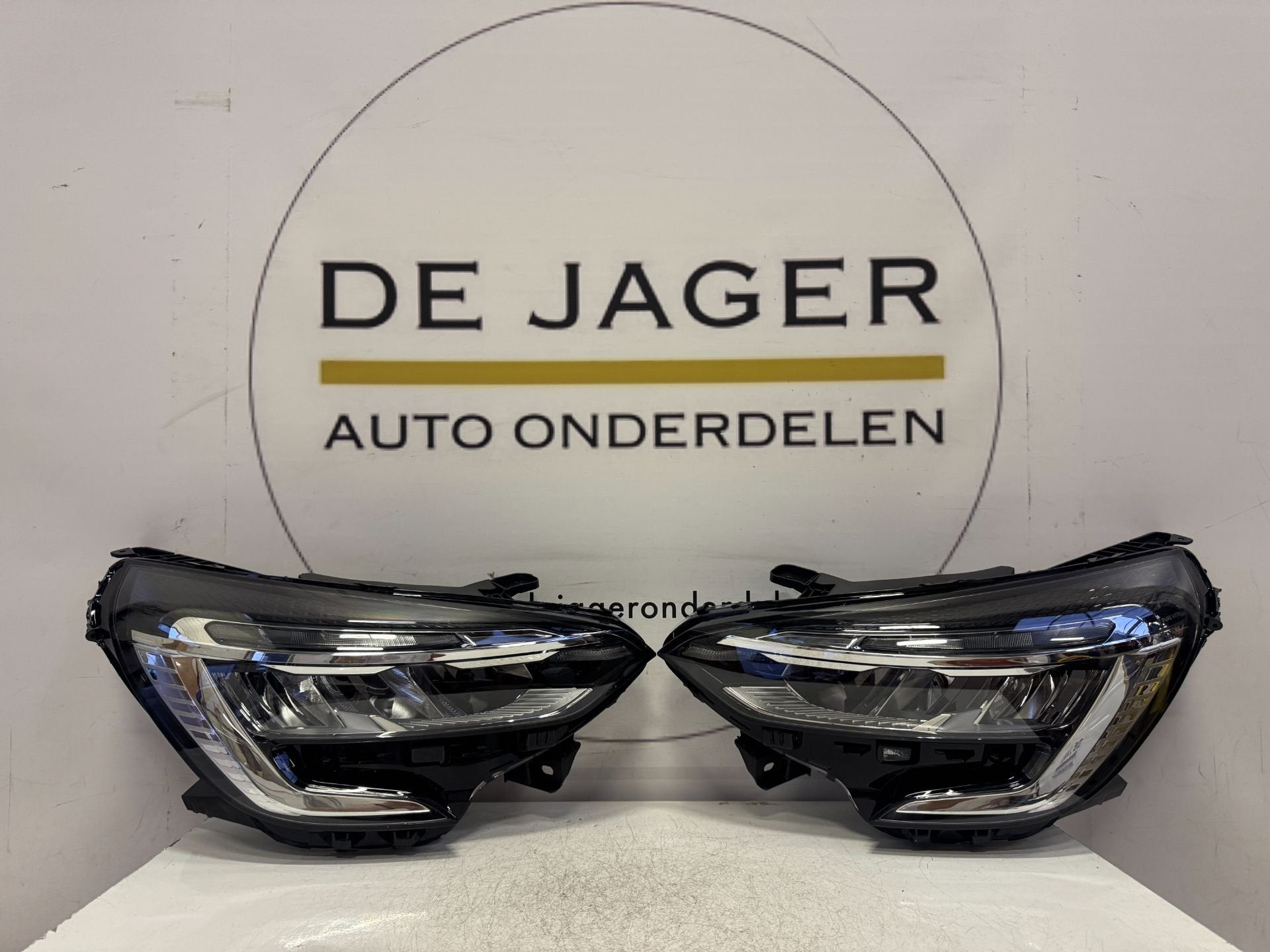 Phares LED neufs pour Renault Clio 5 (r f. 260609987R et 260, Contact.group@renault.com, Renault, Avenue du General Leclerc 122bis
92100  Boulogne-Billancourt, FR