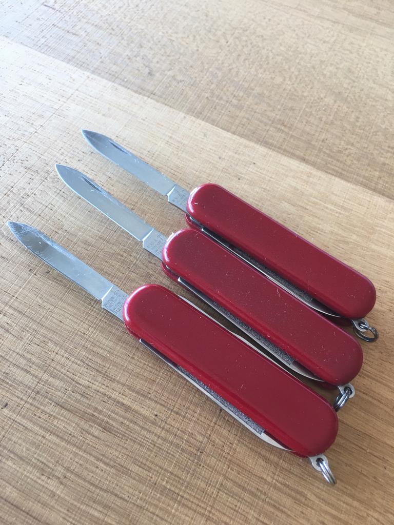 3 gebruikte Wenger zakmessen 65 mm, Caravans en Kamperen, Ophalen of Verzenden, Gebruikt