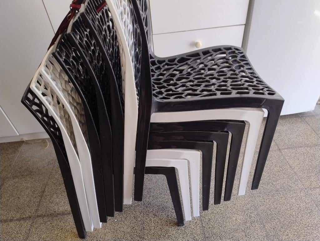 Set van 8 stapelbare tuinstoelen (5x Zwart & 3x Wit), Tuin en Terras, Tuinstoelen, Ophalen, Gebruikt, Kunststof, Stapelbaar