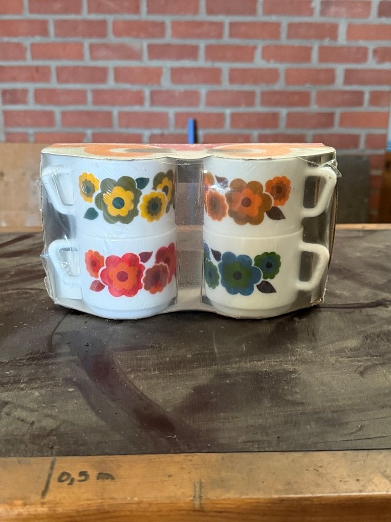 tasses arcopal vintage (neuf), Maison & Meubles, Neuf, Vintage, Enlèvement, Tasse(s) et/ou soucoupe(s)
