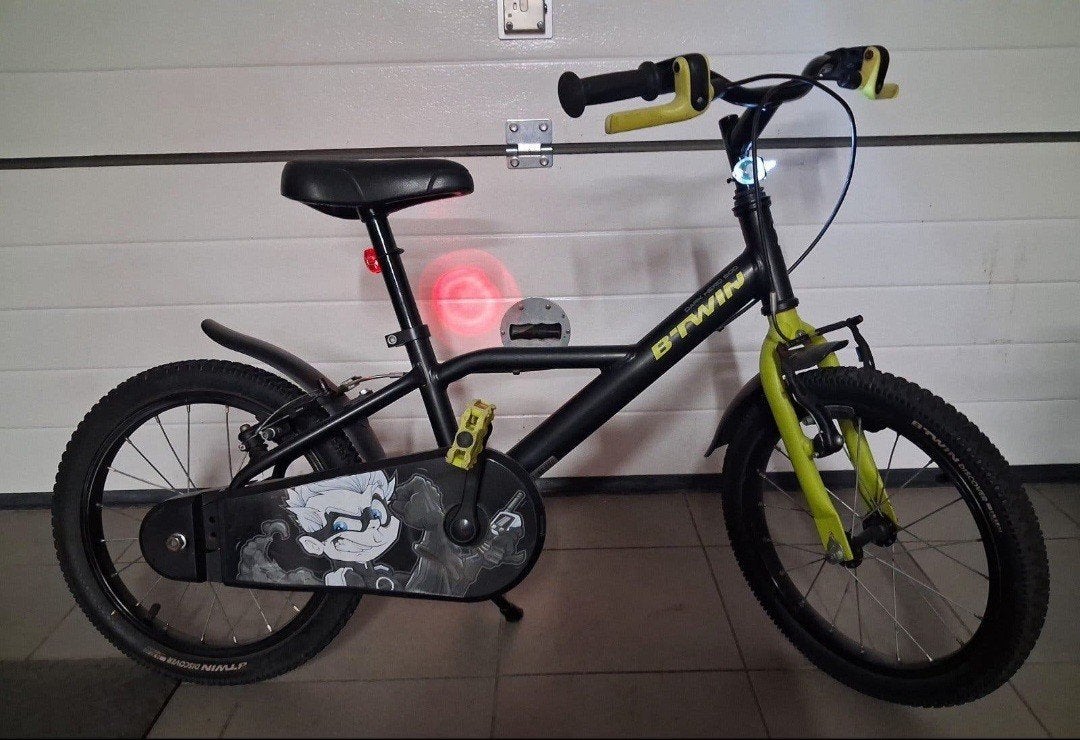 B-twin dark hero 500, Fietsen en Brommers, Fietsen | Kinderfietsjes, Ophalen, Zo goed als nieuw, B-twin dark hero 500