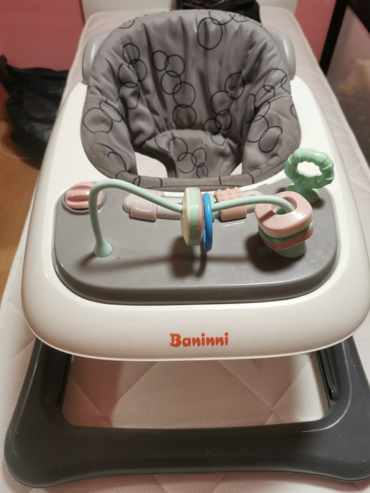 KINDERBOX wit met mobieltje en 2 matrassen en loopzitje, Ophalen