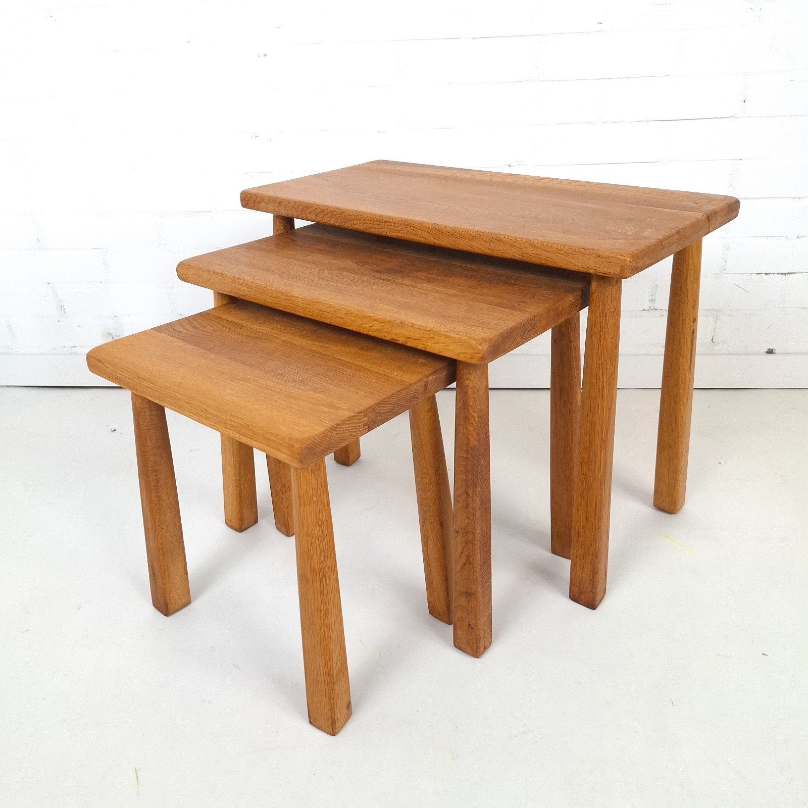 Vintage brutalist jaren 60/70 eikenhout nesting tables, Antiquités & Art, Enlèvement ou Envoi