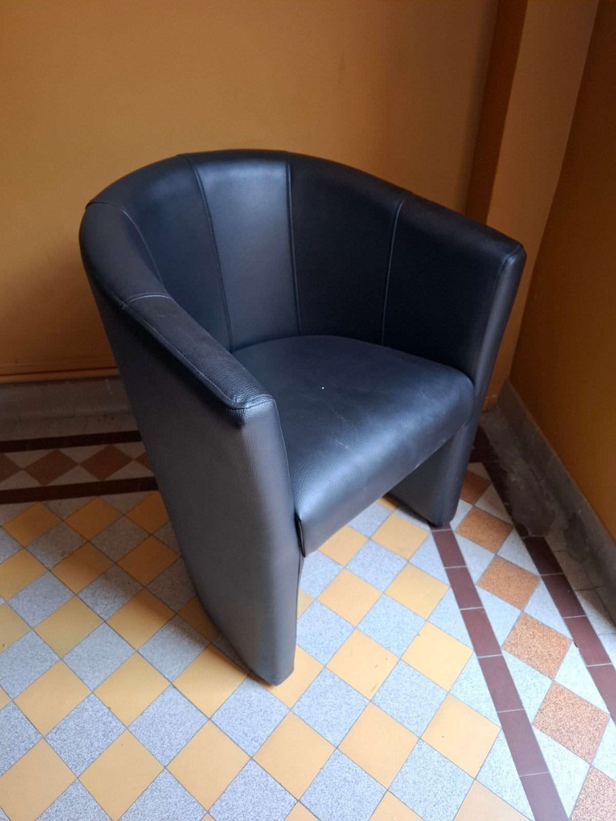 Zwart lederen kuipstoel. Clubfauteuil. Tub chair., Ophalen