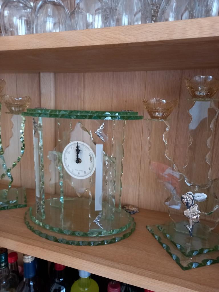 Set klok en 2 kristallen kandelaars inclusief 1 gebarsten vo, Antiek en Kunst, Ophalen