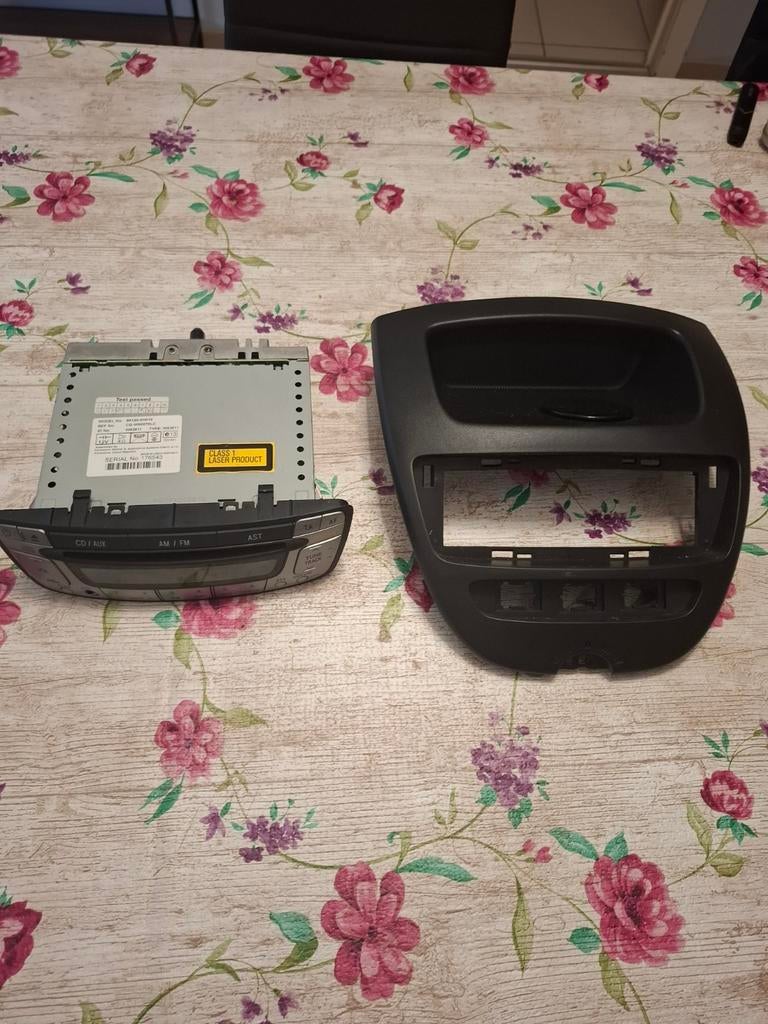 Origineel Peugeot 107 radio met paneel., Autos, Peugeot, Achat, Radio