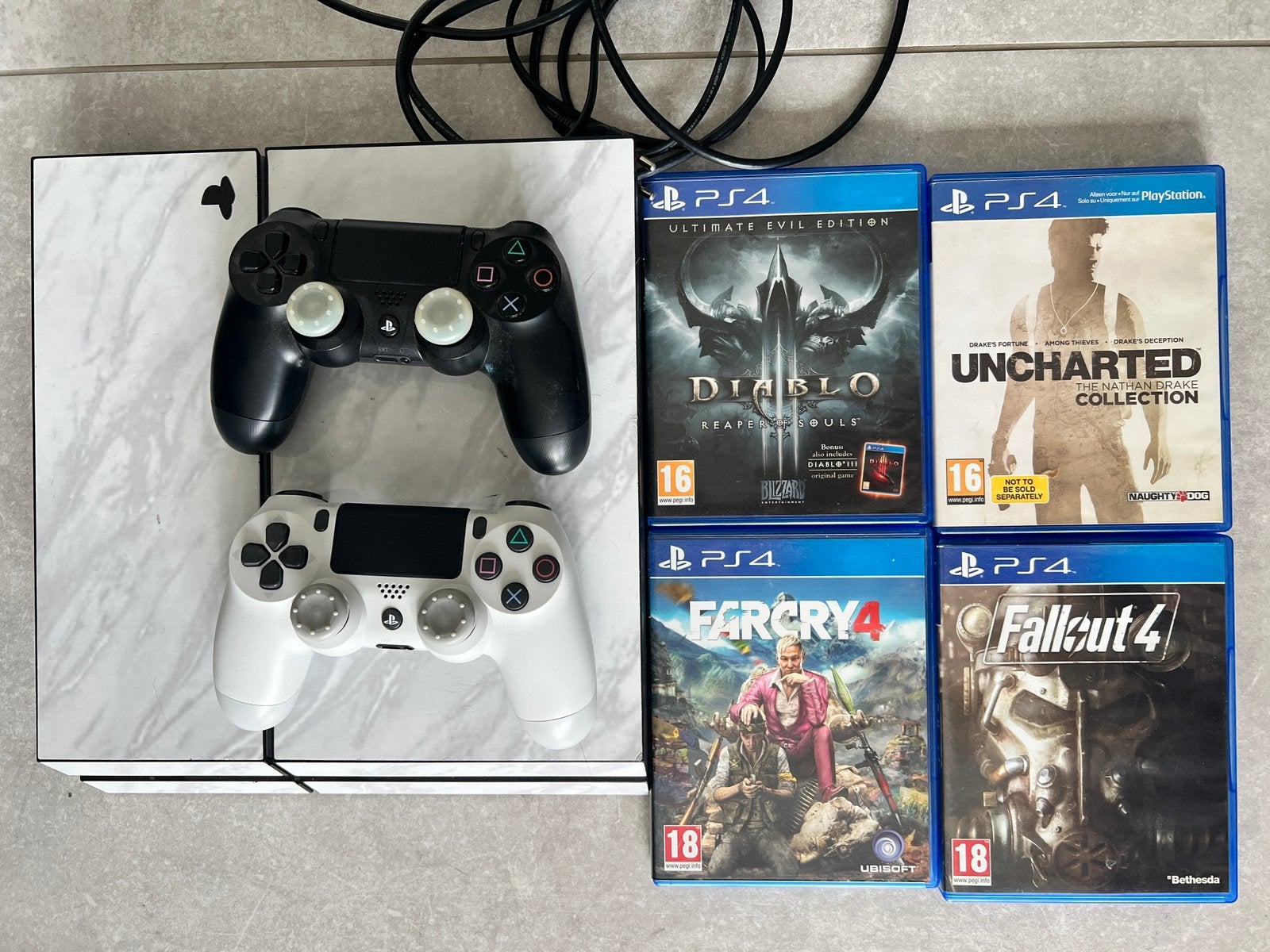 Sony PlayStation 4 (1TB) Bundle - 2 Controllers & 4 Games, Games en Spelcomputers, Ophalen, Met 2 controllers, 1 TB, Original
