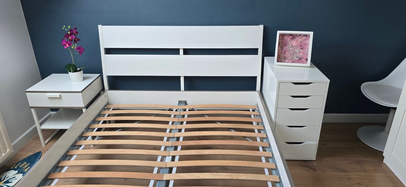 Bed met matras en 1 nachttafel, Huis en Inrichting, Slaapkamer | Bedden, Ophalen, 140 cm