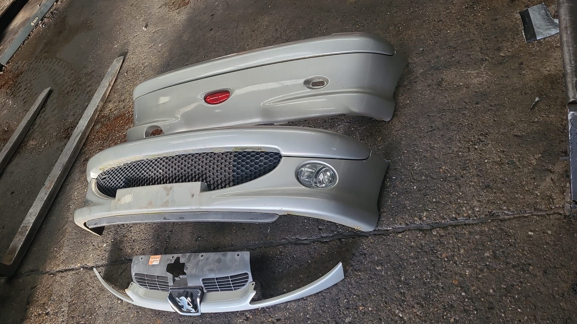 PEUGEOT 206  VOORBUMPER +GRIL+ACHTERBUMPER BJ 98 TOT 2007, Gebruikt, -, Voor, -