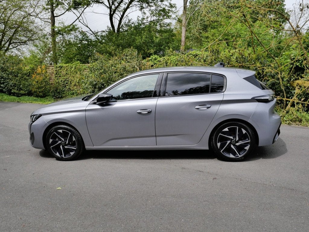 Peugeot 308 Allure Pack 130PK (bj 2023), Auto's, Voorwielaandrijving, Gebruikt, Zwart, 1199 cc