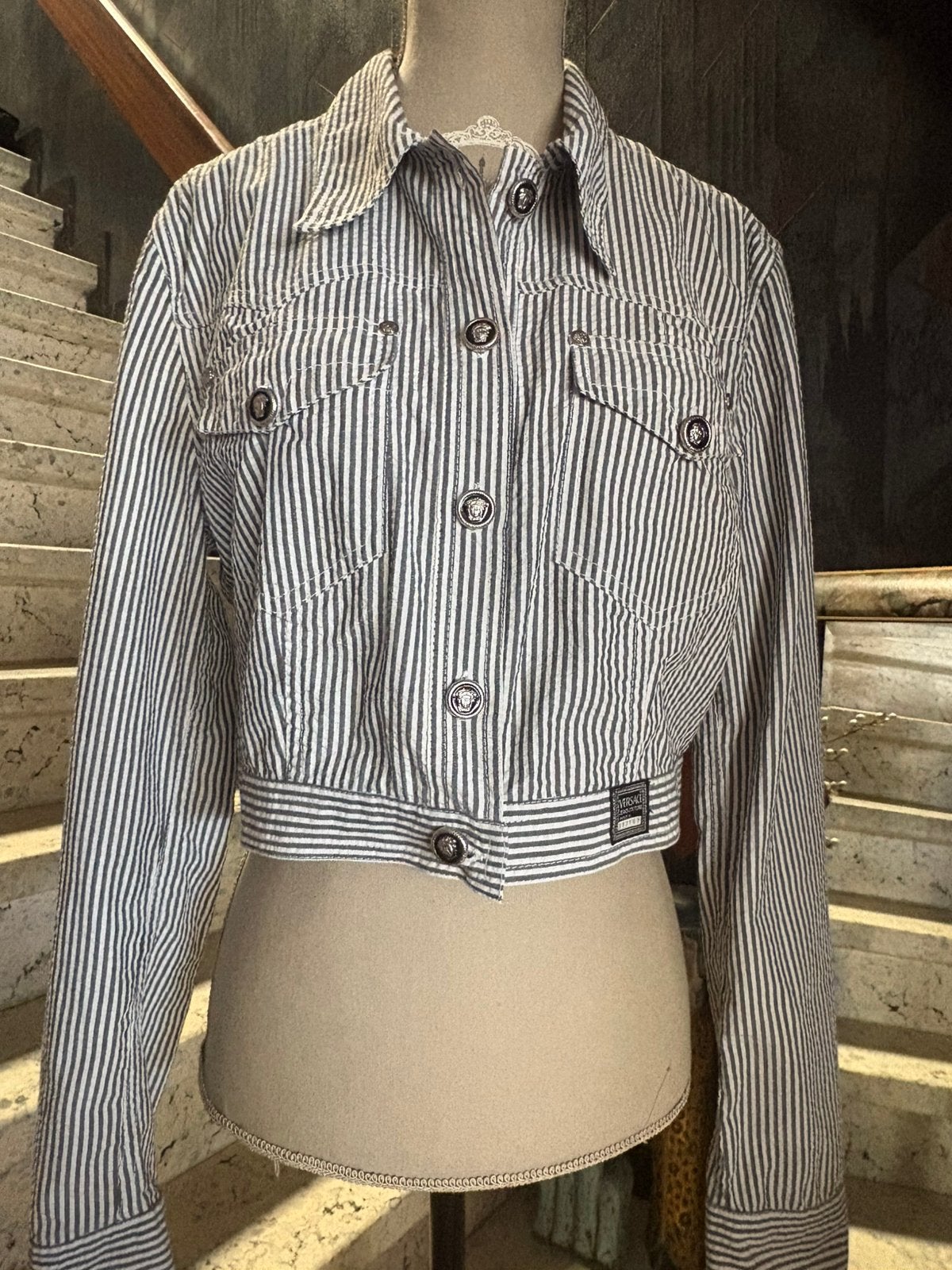 VERSACE JEAN COUTURE vintage 90’ cropped jacket (L), Vêtements | Femmes, Pulls & Gilets, Enlèvement ou Envoi, Comme neuf, Taille 38/40 (M)
