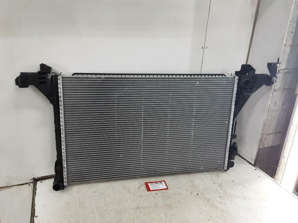 RADIATEUR EAU Renault (214106556R), Renault, Utilisé, Peter-Huppertz-Straße 5
51063  Köln, DE, Dialog.deutschland@renault.de