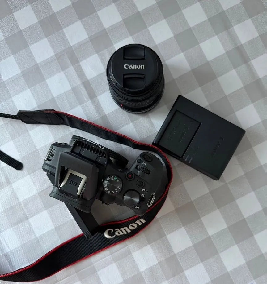 Kit Canon EOS R10 RF-S 18—45, TV, Hi-fi & Vidéo, Appareils photo numériques, Poignée, Enlèvement ou Envoi, Canon, Comme neuf