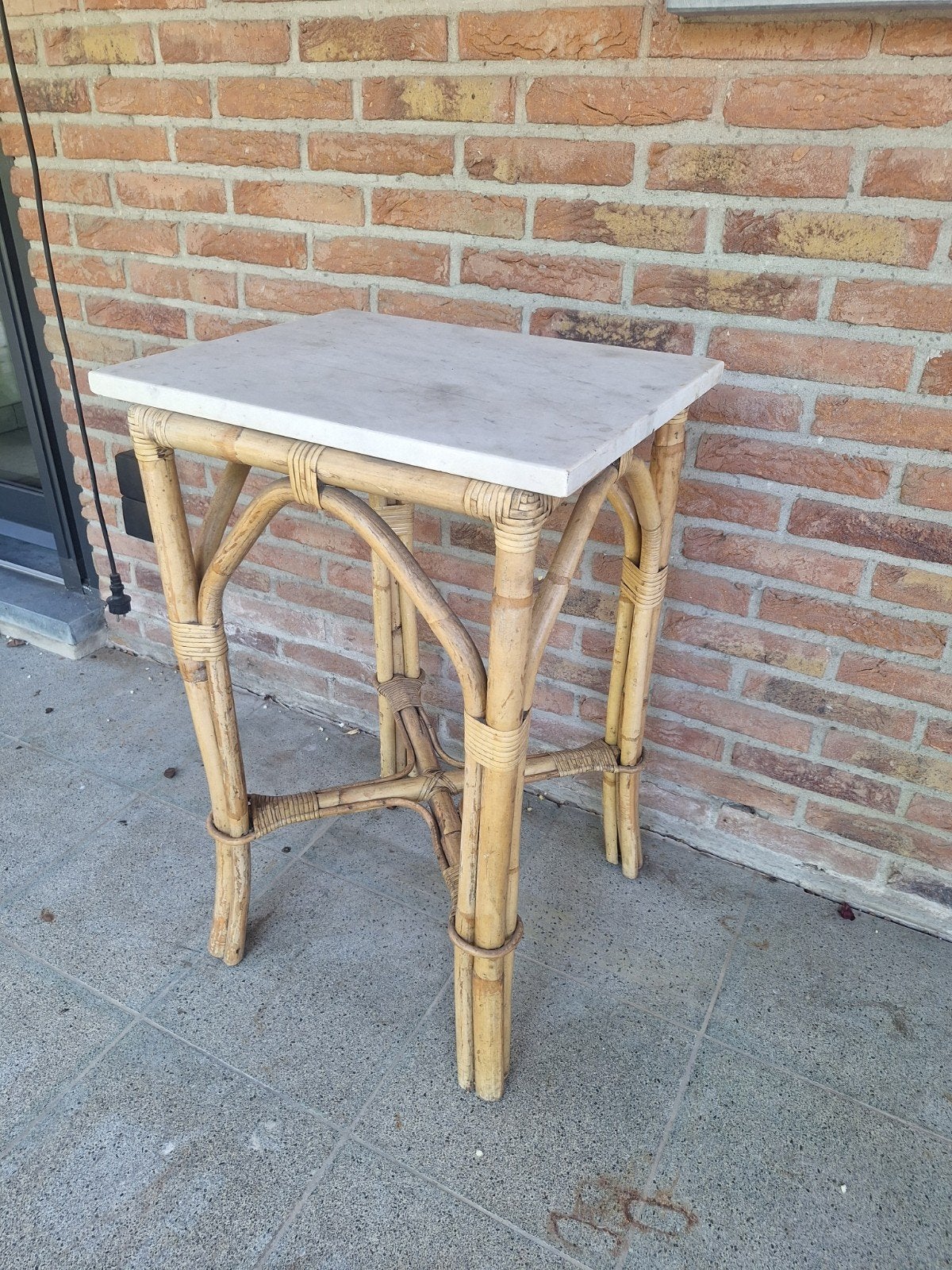Rotan bijzettafel, Enlèvement