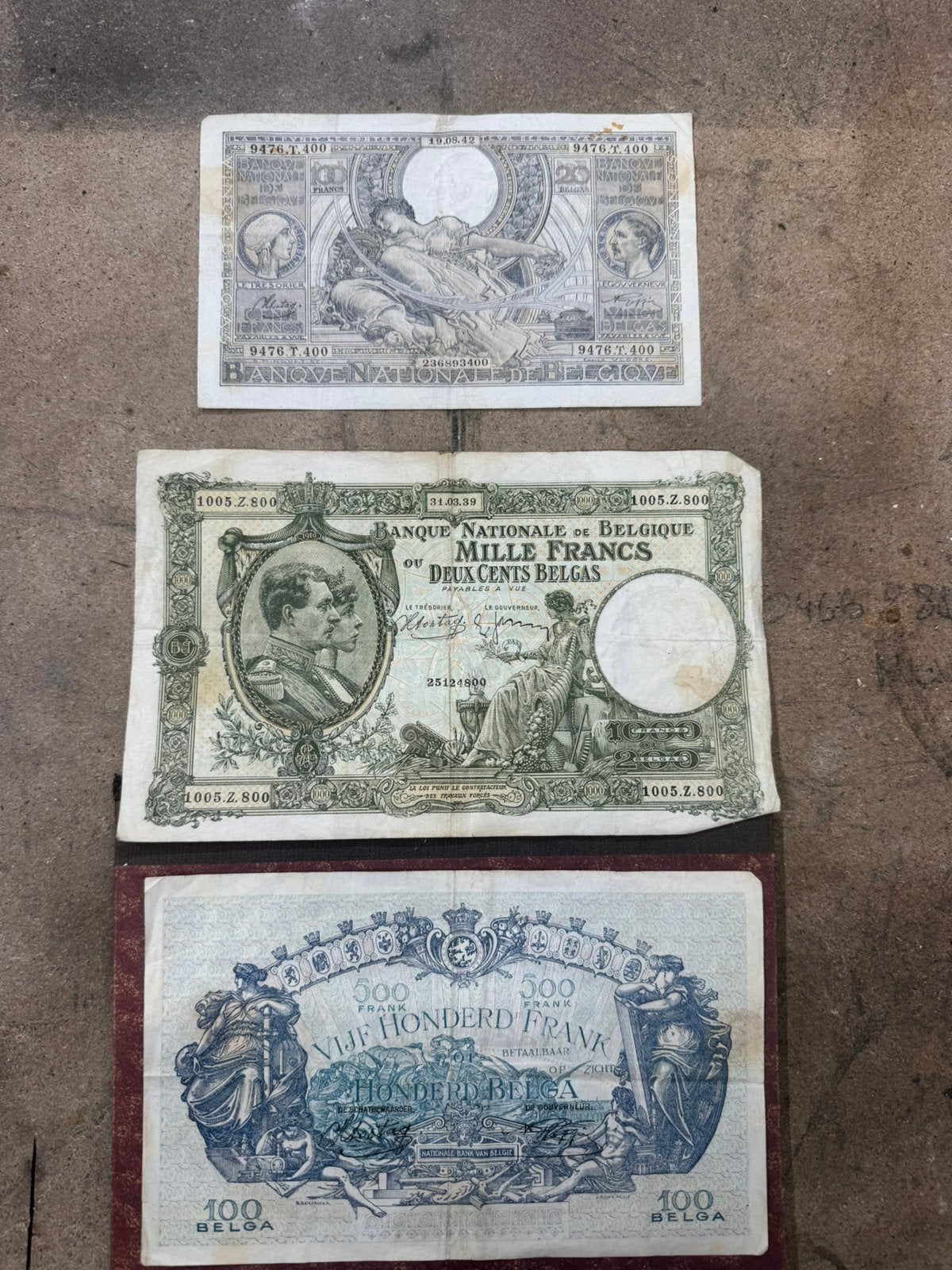 3 anciennes notes, Enlèvement