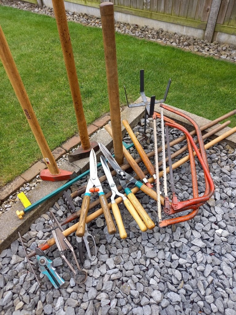 Allerlei tuingereedschap, Ophalen