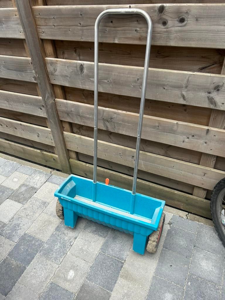 Strooiwagen Gardena, Tuin en Terras, Ophalen, Zo goed als nieuw