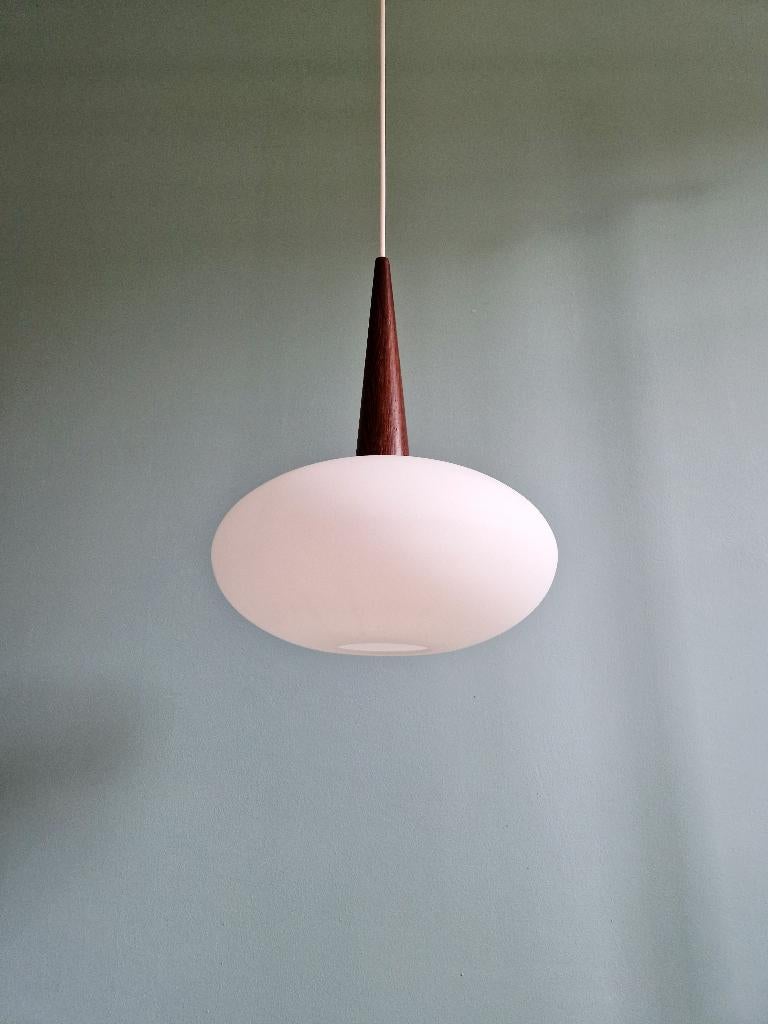 Suspension en teck et opaline, Louis Kalff, Philips, 1960, Enlèvement ou Envoi