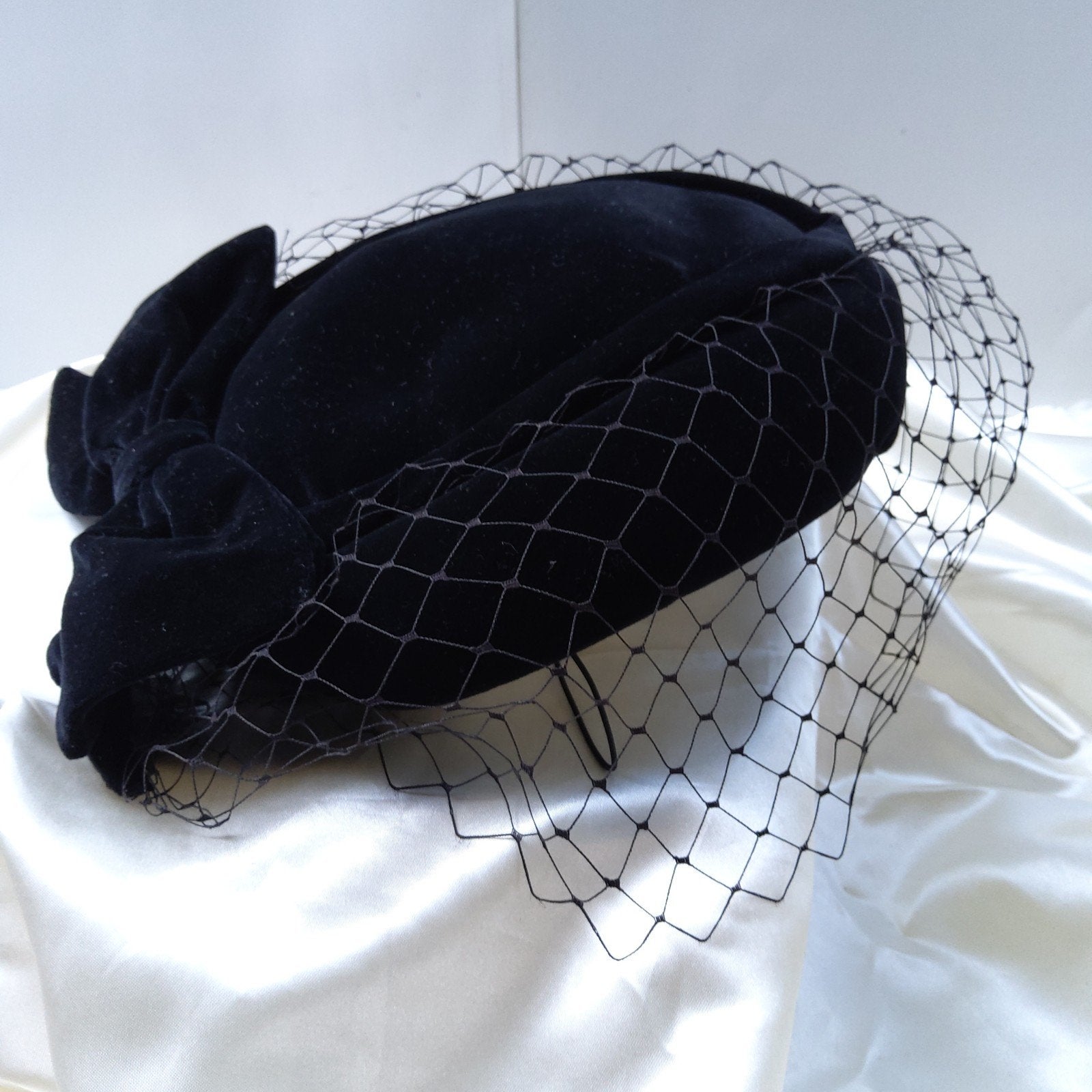 Vintage Cocktailhoed. Velours, voile & strik., Kleding | Dames, Ophalen of Verzenden