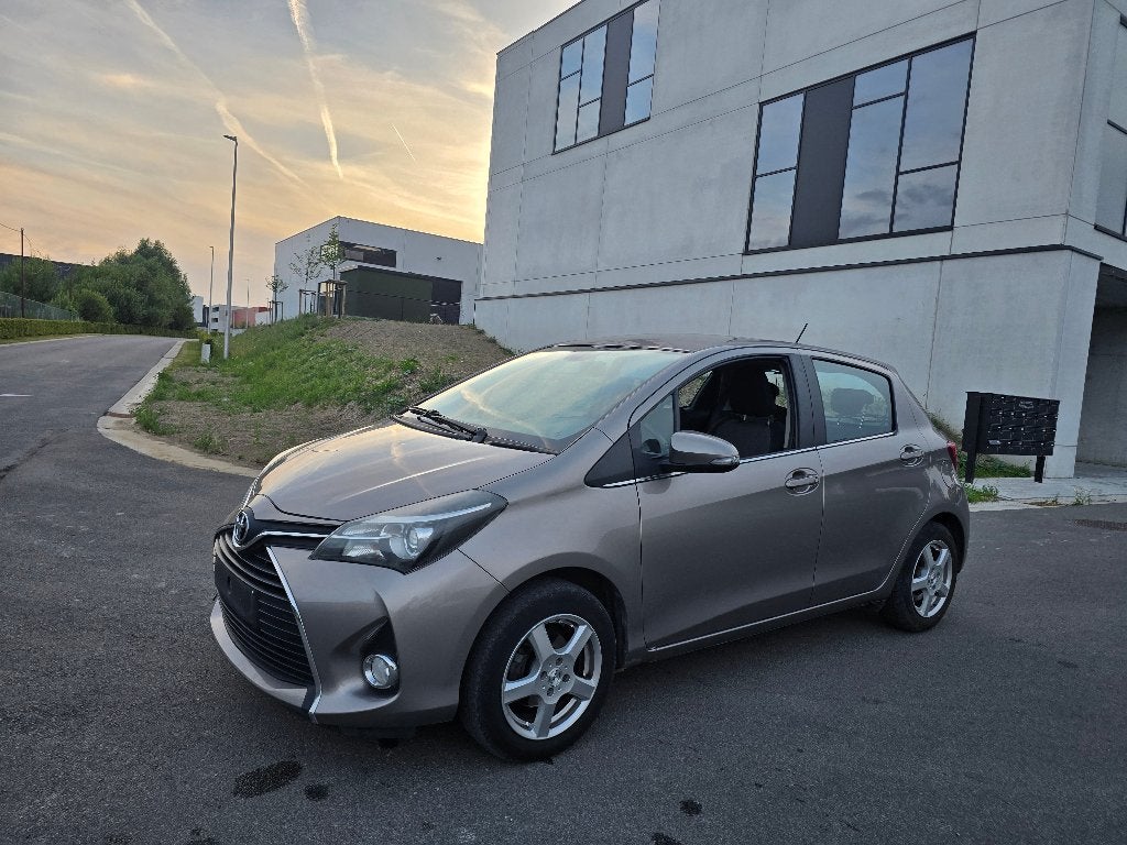 Toyota Yaris 1.3i - 121 000 km - 02/2015, Autos, Toyota, Achat, 4 portes, Entreprise, Noir