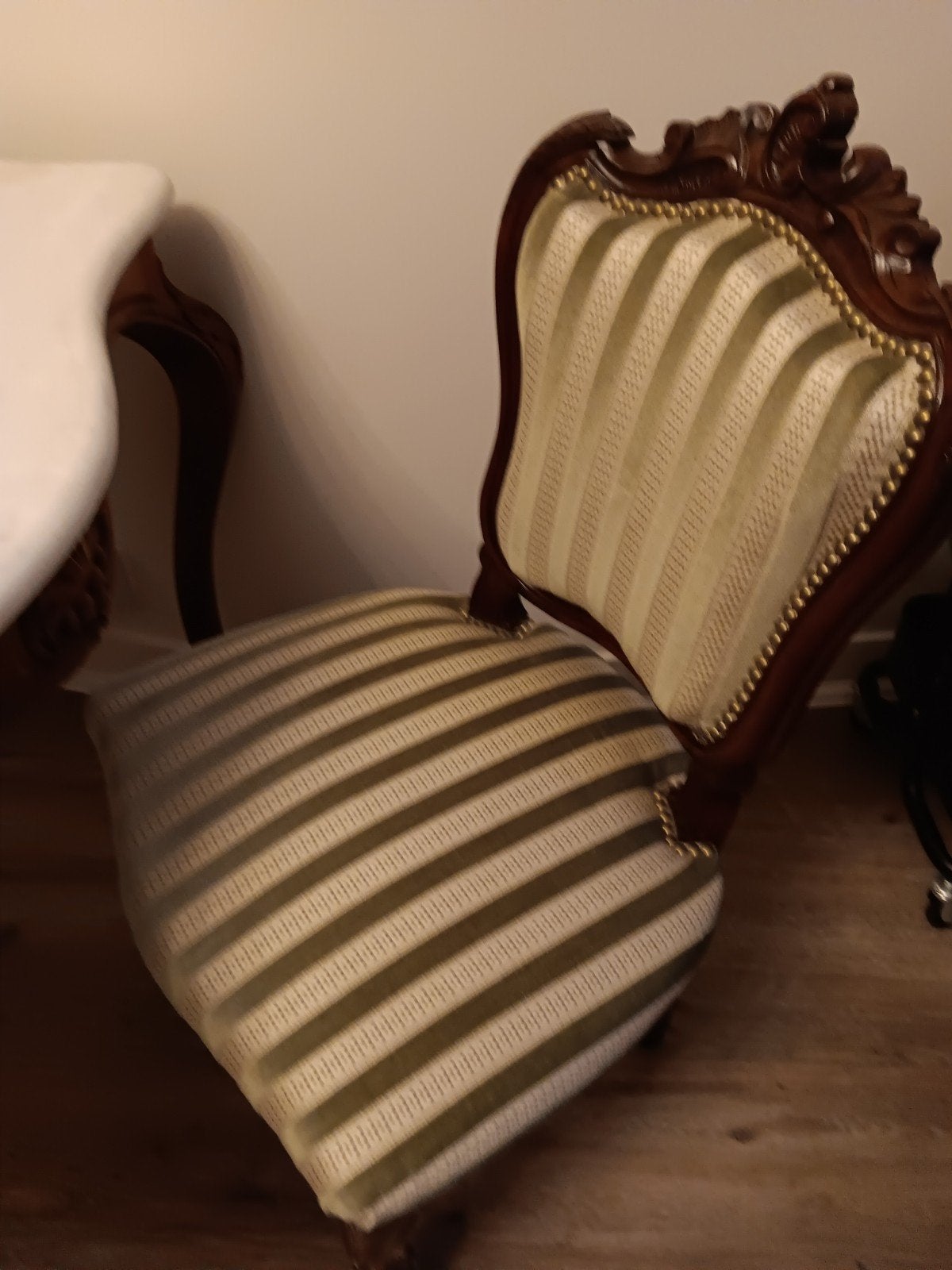 Belle table et 2 chaises, Enlèvement