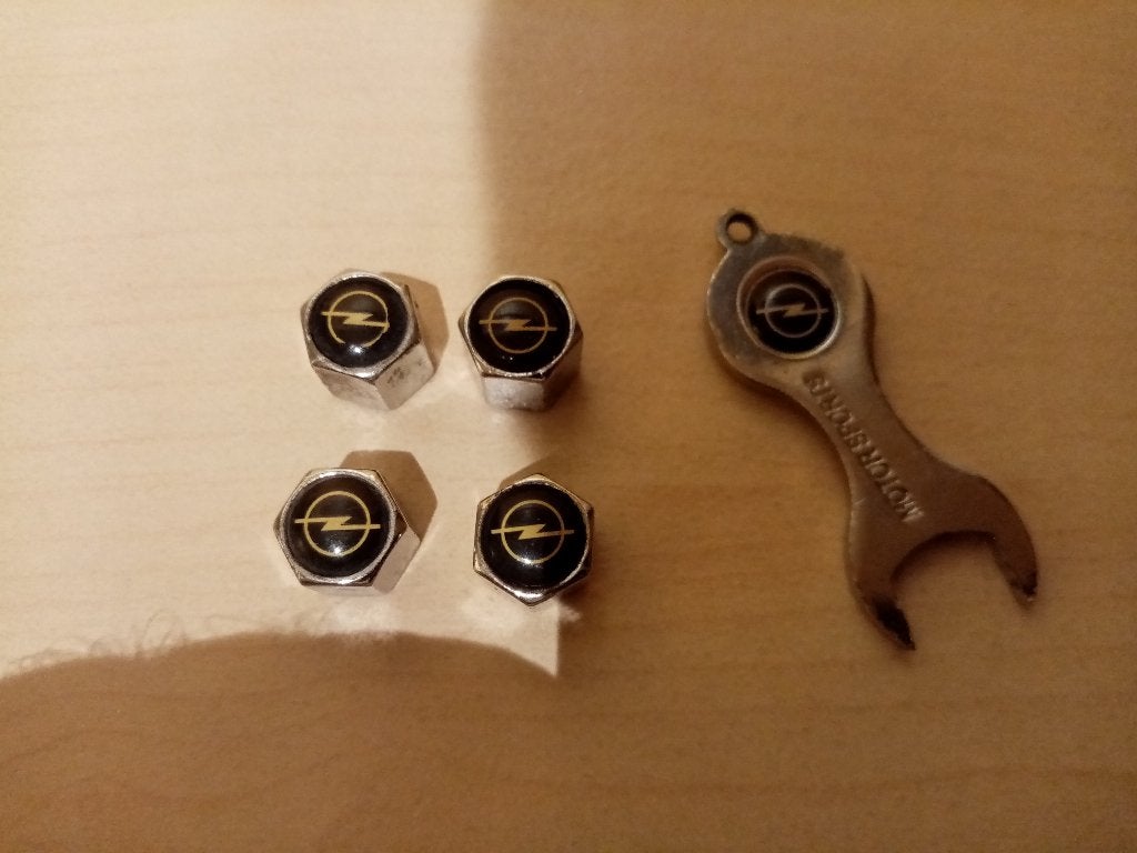 Bouchons pour valves de pneus de voiture "OPEL" + clé., Autos : Pièces & Accessoires, Enlèvement, Utilisé, Pneu(s)