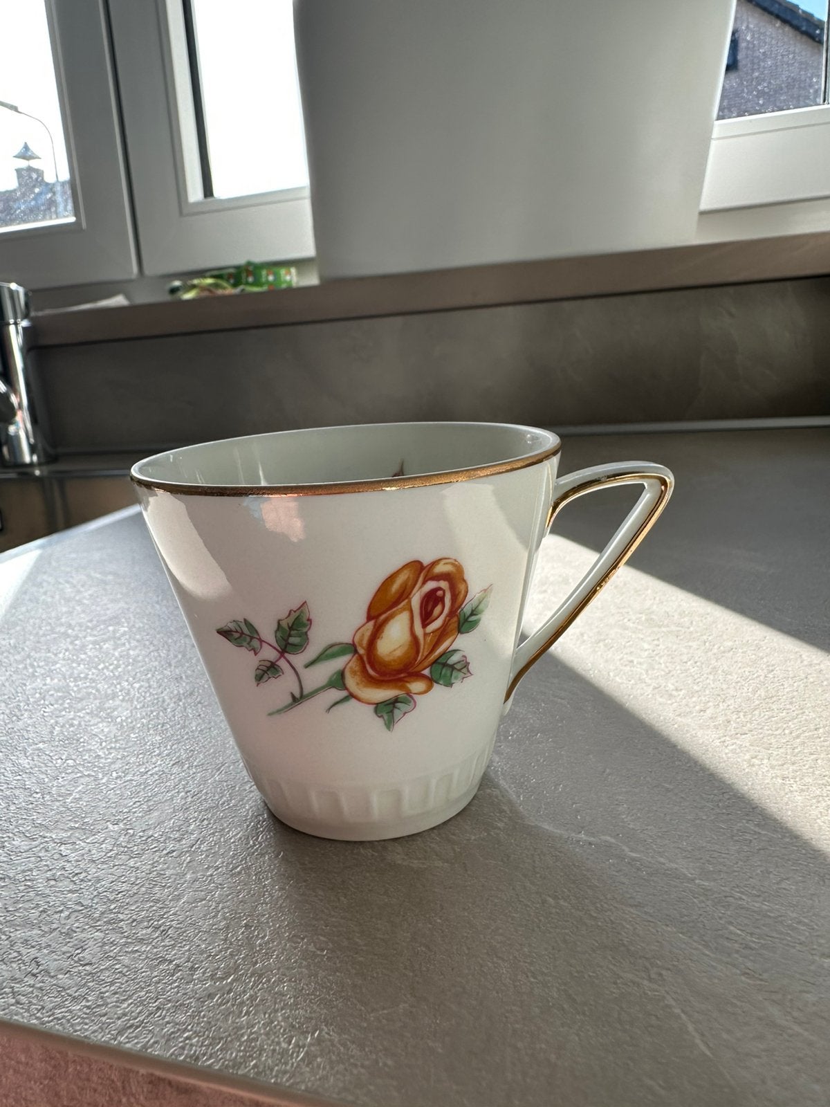 Tasse vintage en porcelaine Wawel, Rose orange et bord doré, Enlèvement ou Envoi