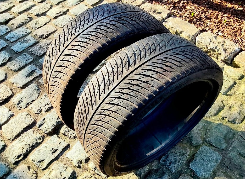 2 très bons pneus hiver Michelin Pilot Alpin 235/35R19, Pneus hiver, Pneu(s), 19 pouces, Enlèvement