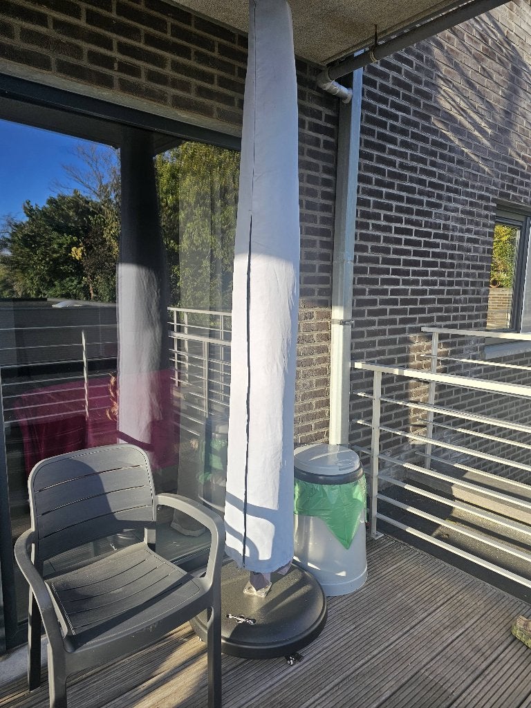 Parasol 3x3 m met beschermhoes op betonnen voer verrijbaar, Ophalen, Zo goed als nieuw, 3 tot 4 meter, Stokparasol