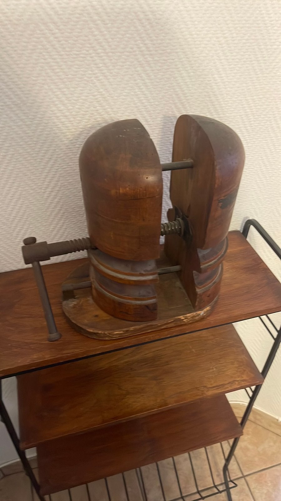 Antieke hoedenspanner, Ophalen