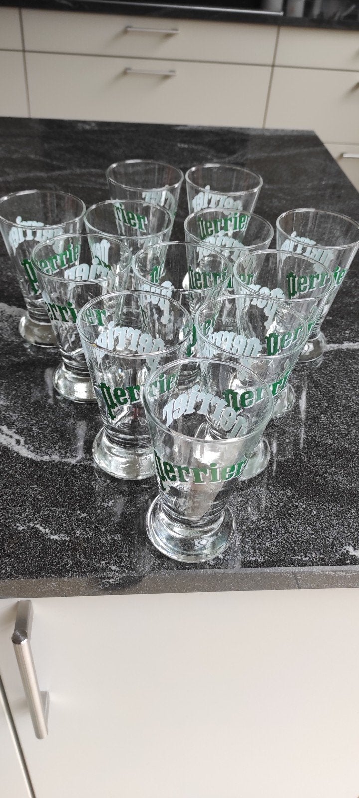 12 nieuwe Perrier glazen,13 cm hoog ongebruikt., Ophalen