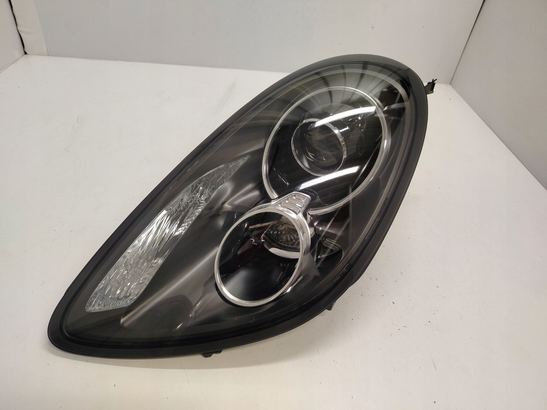 Phare gauche Porsche Cayman Boxster 981 981.631.131.06, Porscheplatz 1
70435  Stuttgart, DE, Porsche, Info@porsche.de, Utilisé