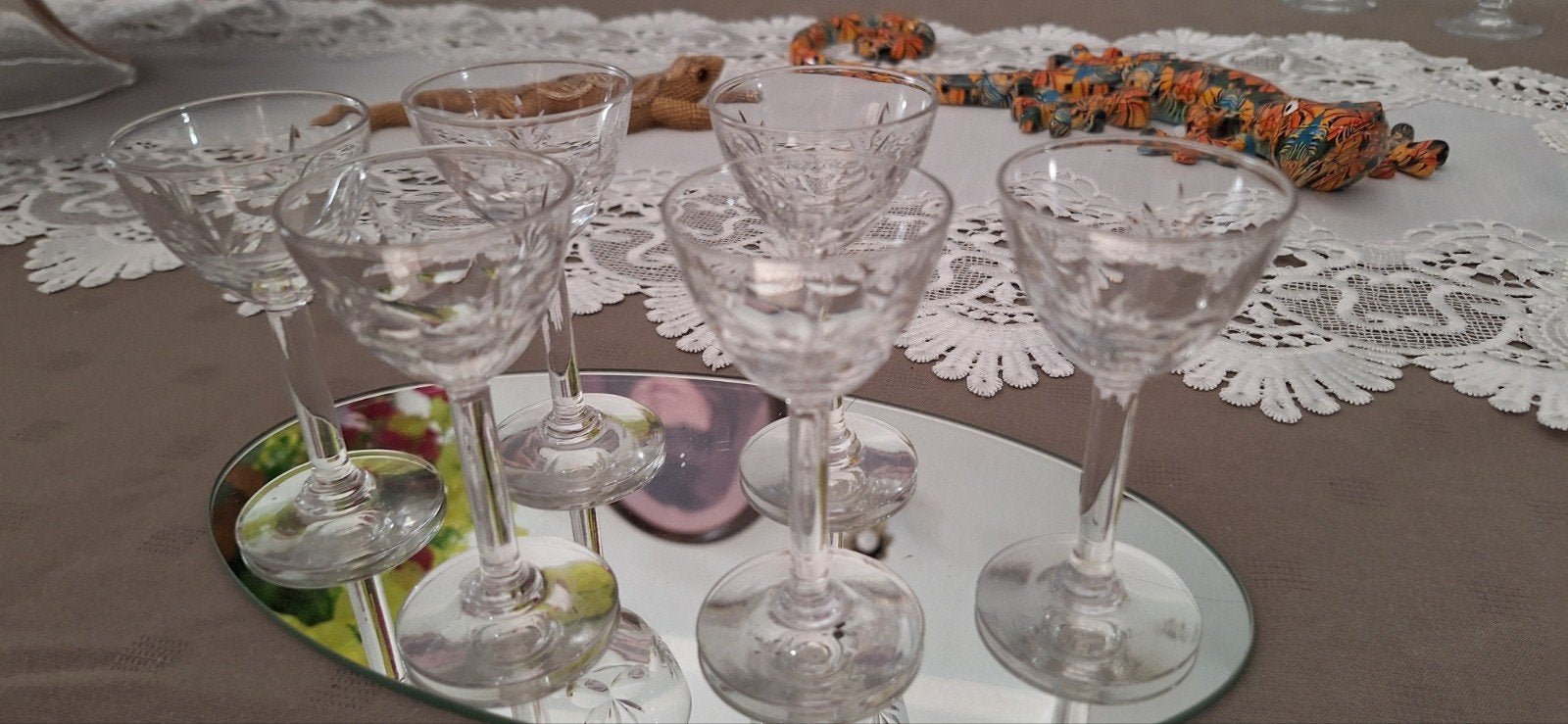 Lunettes en verre vintage sur un miroir, Enlèvement ou Envoi
