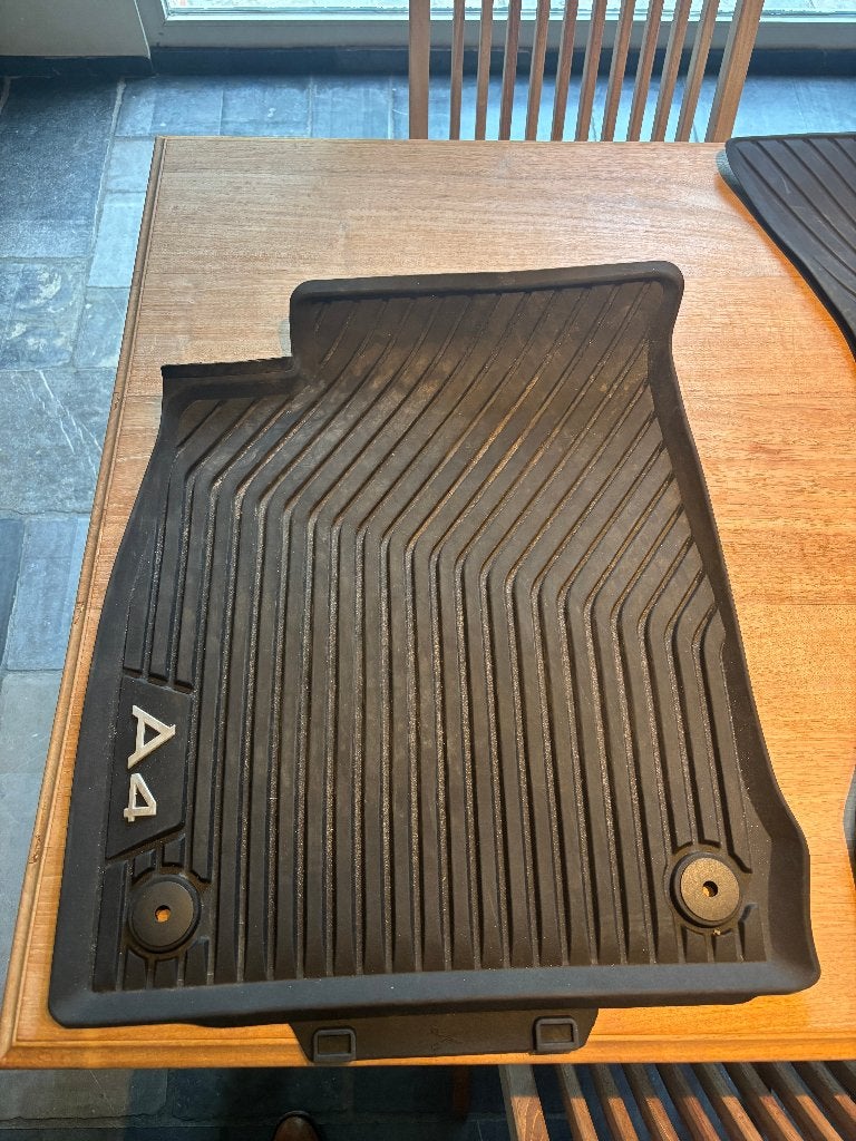 Tapis de sol et tapis de coffre en caoutchouc Audi A4 (2021), Enlèvement, Utilisé