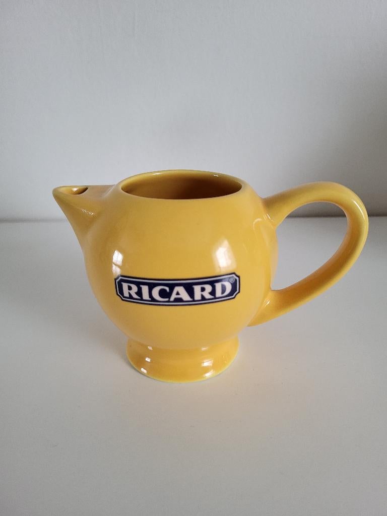 bistro kannetje karaf ricard geel schenkkannetje breed oor, Verzamelen, Ophalen of Verzenden, Nieuw, Gebruiksvoorwerp