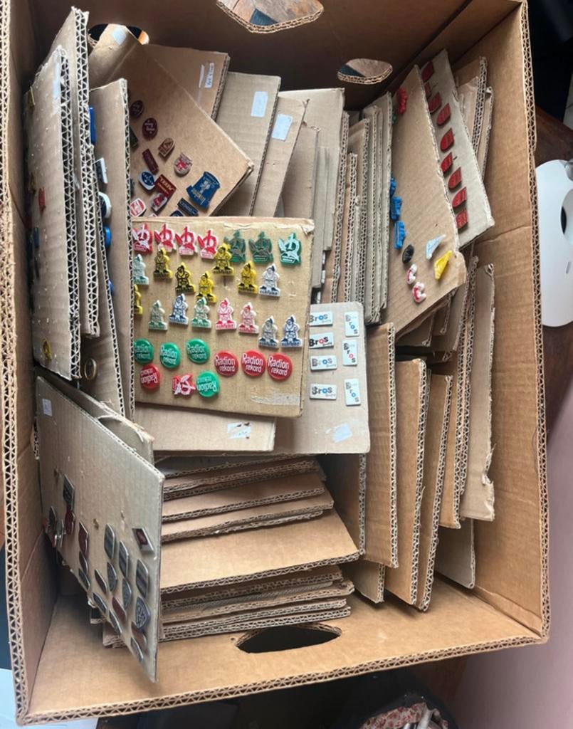 Doos met rond de 1000 pins, Verzamelen, Ophalen of Verzenden, Zo goed als nieuw