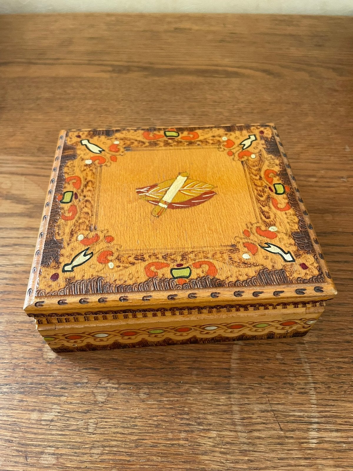 Boîte à cigarettes bulgare sculptée ‘70 avec gravures au feu, Enlèvement ou Envoi, Comme neuf