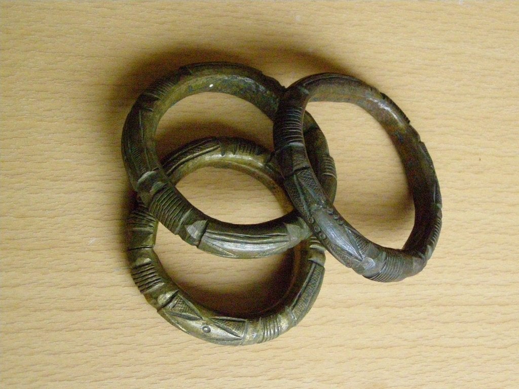 DRIE MANILLA BETAALMIDDEL DRIE STUKS ARMBANDEN., Antiek en Kunst, Afrika, Ophalen of Verzenden, Sieraad, Brons