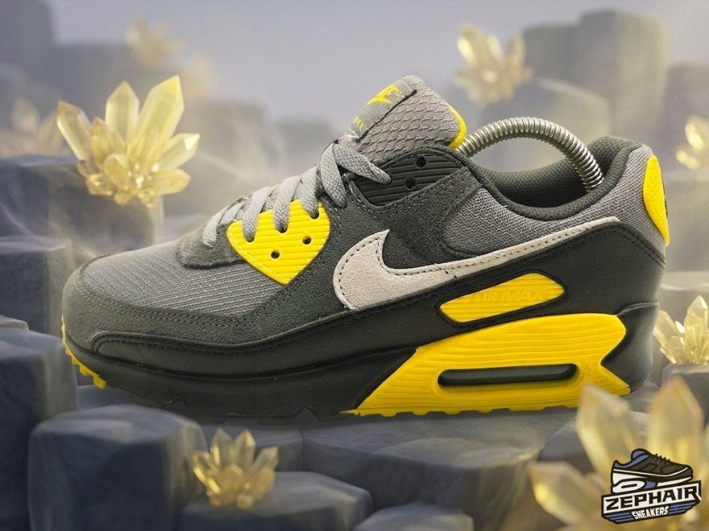 Nike Air Max 90 'Smoke Grey/Lightning' EU42 2025, Kleding | Heren, Schoenen, Zwart, Nike, Ophalen of Verzenden, Sneakers