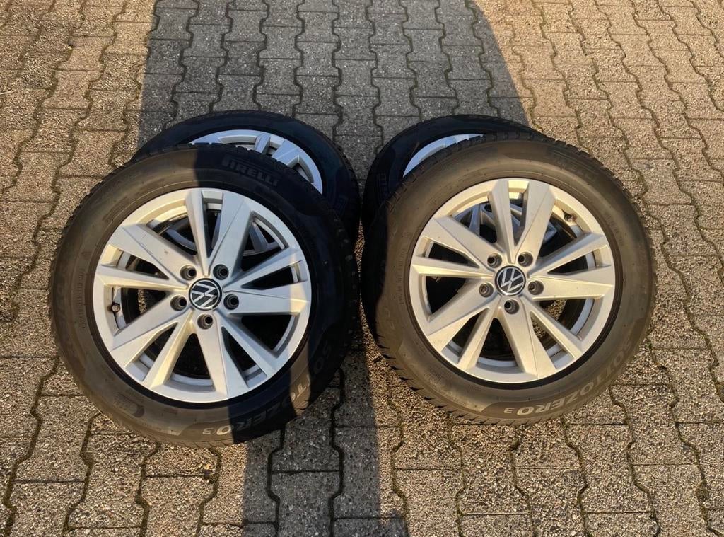 ORIG. VW TOURAN WINTERSET 205/60/R16 BIJNA NIEUW, Auto-onderdelen, Banden en Velgen, Ophalen, Gebruikt, 16 inch, Banden en Velgen